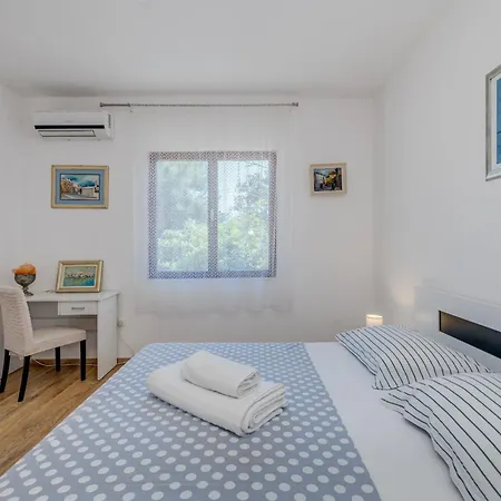 Beachfront Drazen With Patio & Parking * スプリト