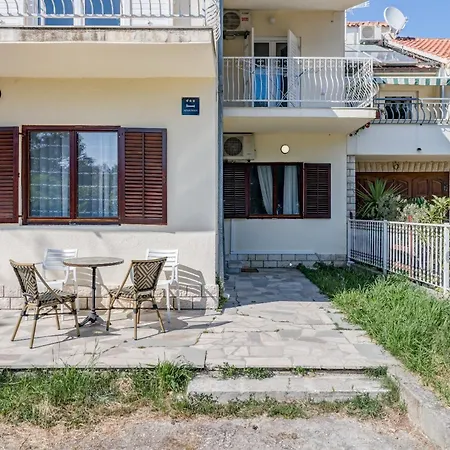 アパート Beachfront Drazen With Patio & Parking