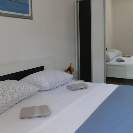 Apartament Beachfront Drazen With Patio & Parking Split