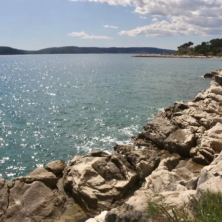 Apartament Beachfront Drazen With Patio & Parking Split
