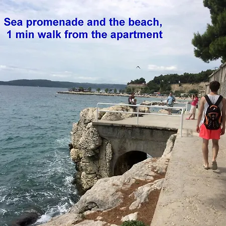 Beachfront Drazen With Patio & Parking 斯普利特