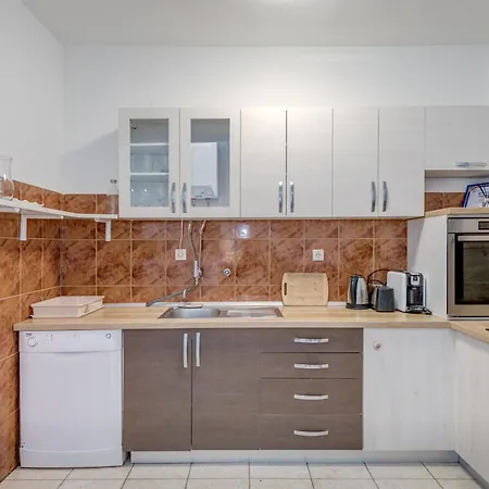 Beachfront Drazen With Patio & Parking Split