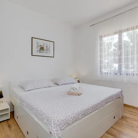 Beachfront Drazen With Patio & Parking Apartmán *