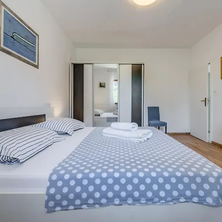 Beachfront Drazen With Patio & Parking Apartmán *