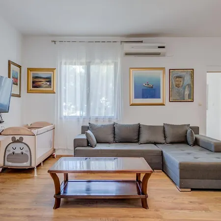 Beachfront Drazen With Patio & Parking 公寓