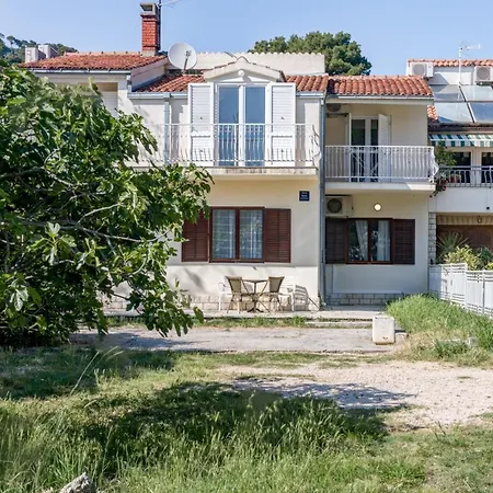 Beachfront Drazen With Patio & Parking *