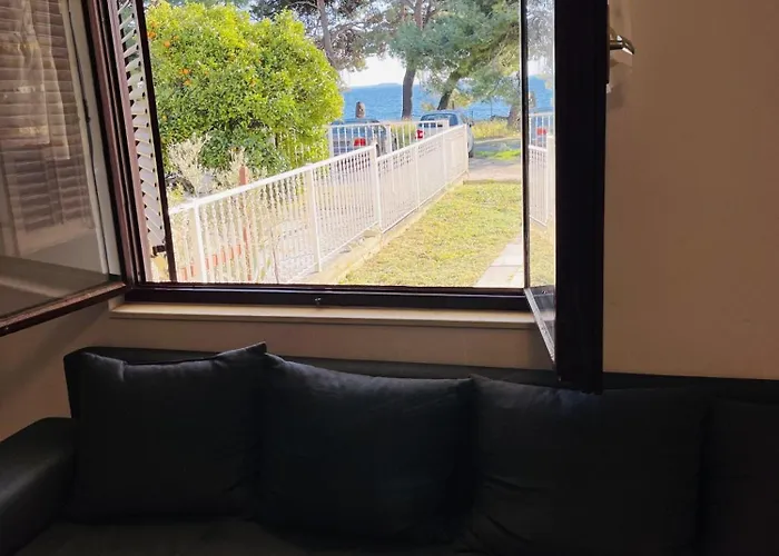 Beachfront Drazen With Patio & Parking Apartment *