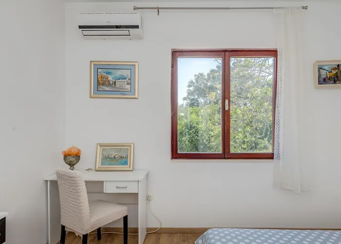 アパート Beachfront Drazen With Patio & Parking スプリト