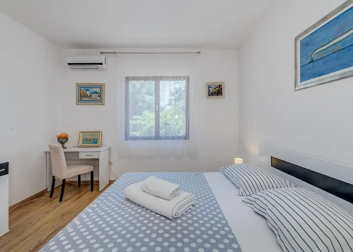 Beachfront Drazen With Patio & Parking * Split