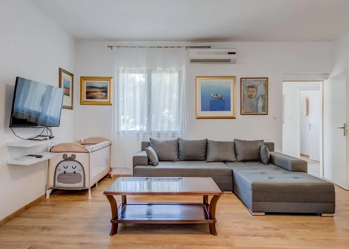 Beachfront Drazen With Patio & Parking アパート