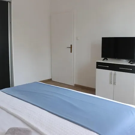 Beachfront Drazen With Patio & Parking Apartment