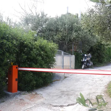 Beachfront Drazen With Patio & Parking * Split