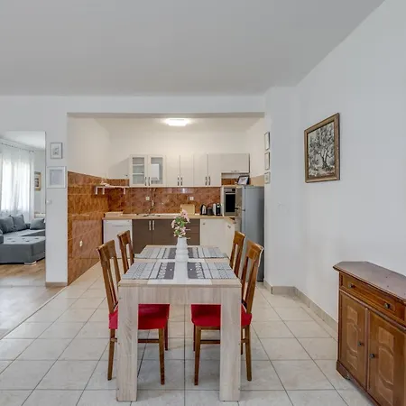 Beachfront Drazen With Patio & Parking * Split