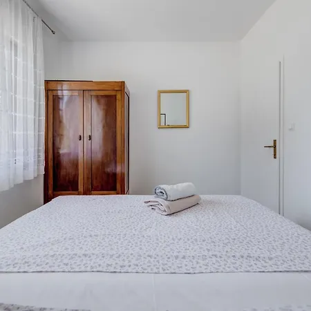 Apartment Beachfront Drazen With Patio & Parking