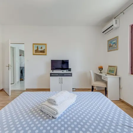 Beachfront Drazen With Patio & Parking Apartment Split