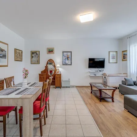 Beachfront Drazen With Patio & Parking *