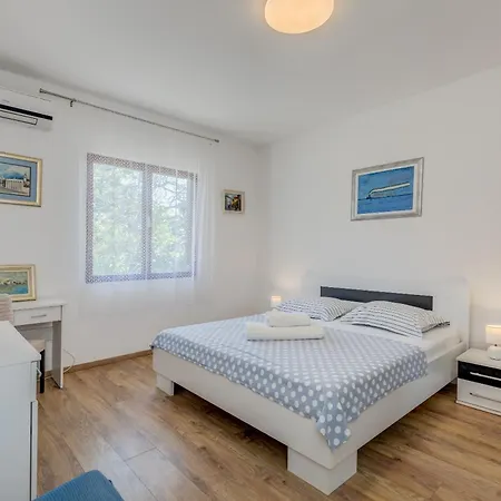 Beachfront Drazen With Patio & Parking