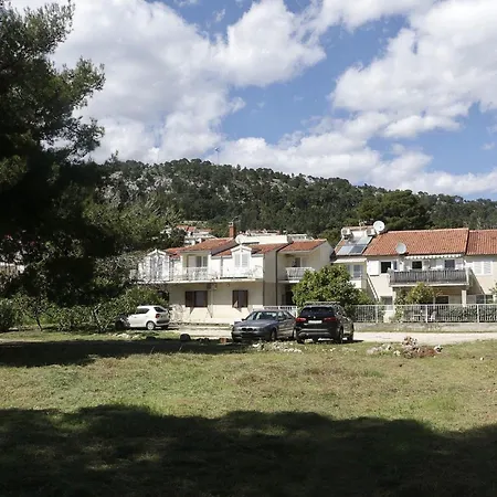 Beachfront Drazen With Patio & Parking Apartment