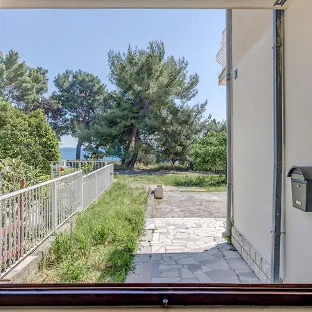 Beachfront Drazen With Patio & Parking *
