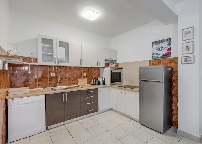 Beachfront Drazen With Patio & Parking Lejlighed