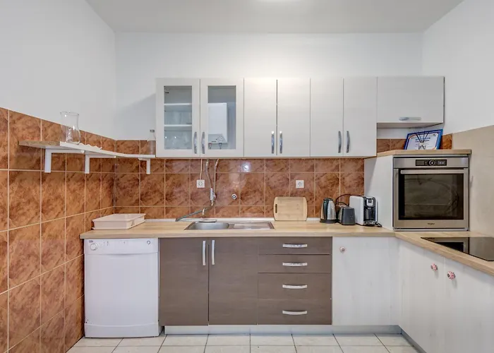 Beachfront Drazen With Patio & Parking Split