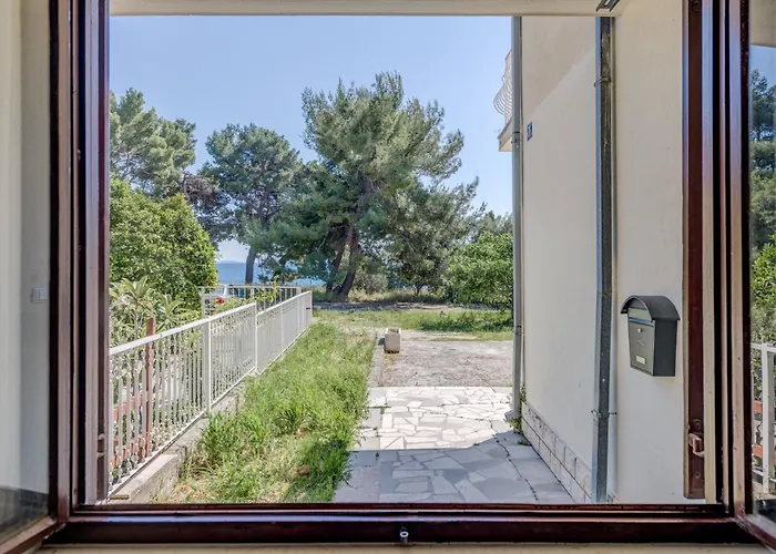 Beachfront Drazen With Patio & Parking *